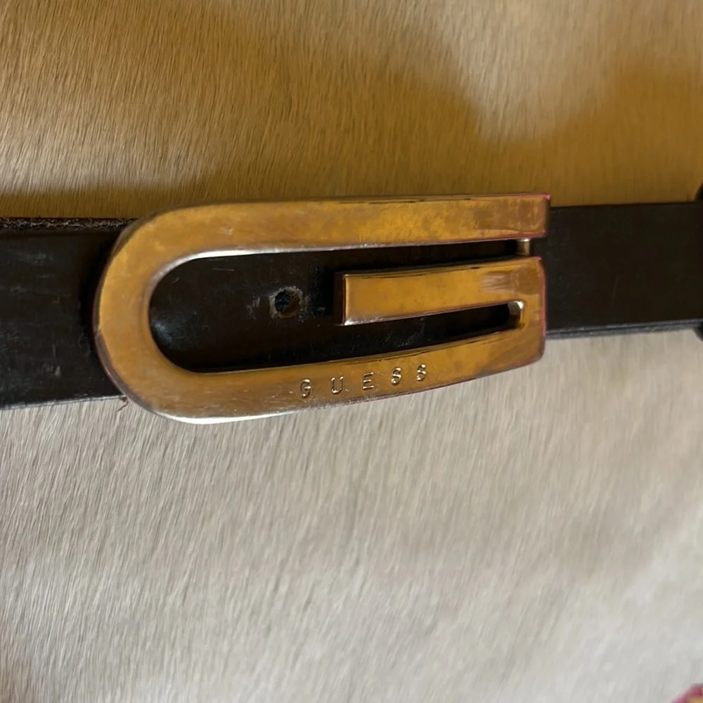 Guess black leather belt . Some wear on buckle szM - 30